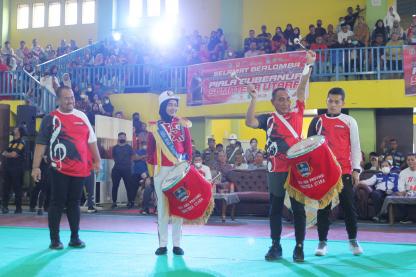 Edy Rahmayadi Ikut Menari dengan Mayoret Saat Buka Kejuaraan Marching Band se-Sumut